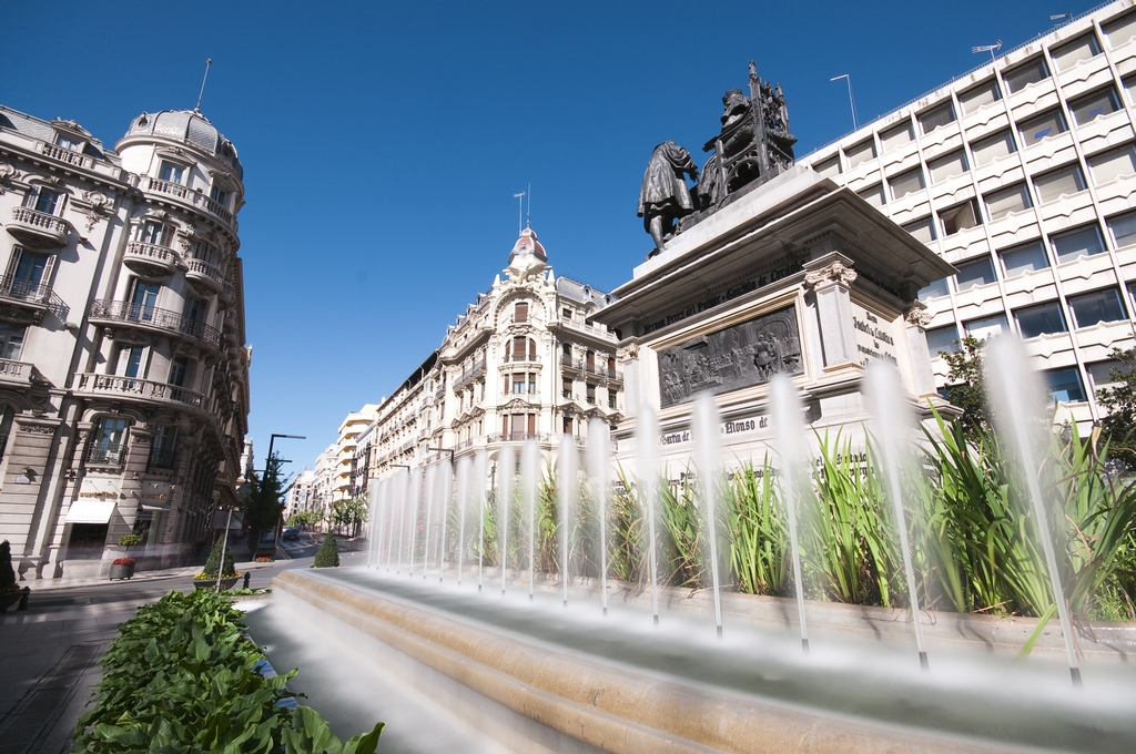 Como en el resto de España y la Unión Europea, la moneda utilizada es el Euro. Un euro son 100 céntimos. Tipos de monedas: 1, 2, euros y 1, 2, 5, 10, 20, 50 céntimos. Billetes: 5, 10, 20, 50, 100, 200, 500 euros.